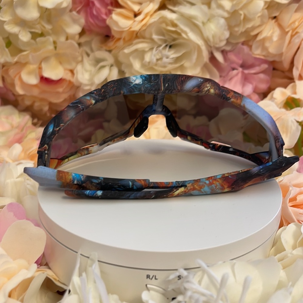 Brand New Grafitti Sport Style Sunglases witj Blue Mirrored lens - Picture 3 of 3